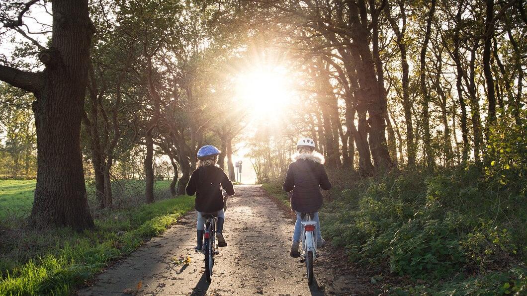 meisjes op de fiets