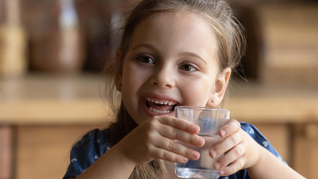 meisje drinkt water