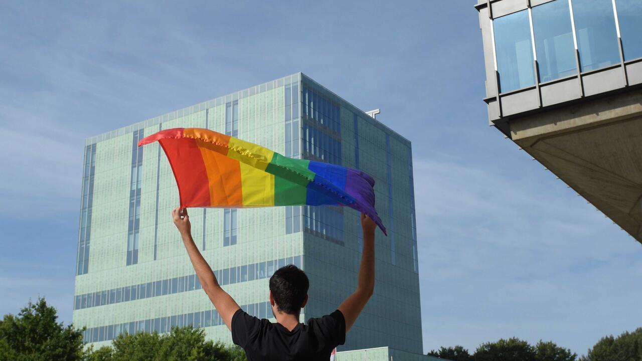 man met pride vlag op TU/e campus